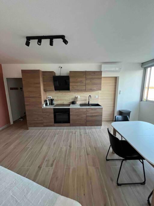 Joli Appart/Vue Etang/Clim /Wifi Balaruc-les-Bains Exteriör bild