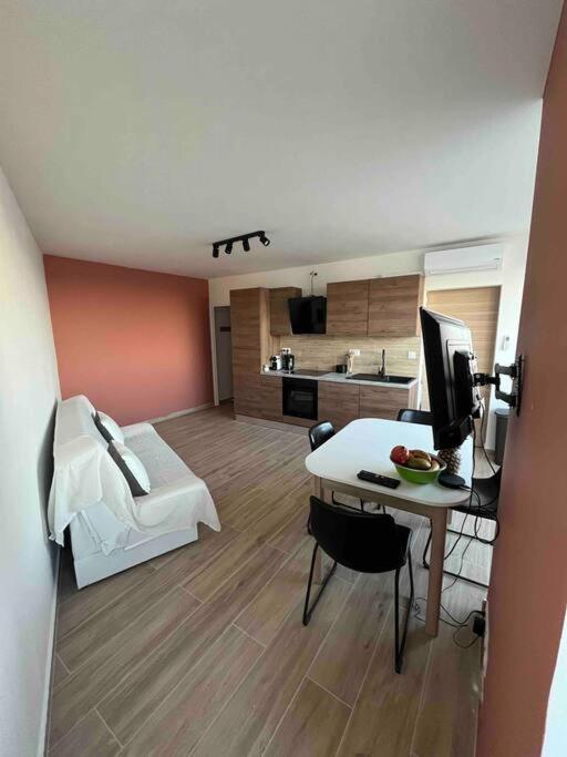 Joli Appart/Vue Etang/Clim /Wifi Balaruc-les-Bains Exteriör bild