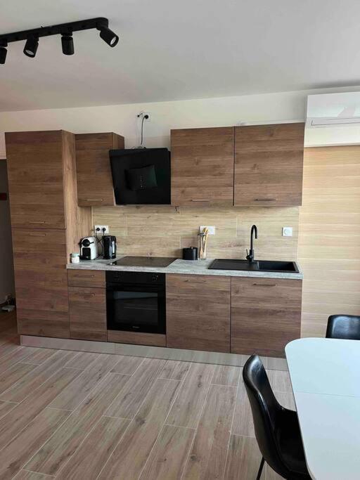 Joli Appart/Vue Etang/Clim /Wifi Balaruc-les-Bains Exteriör bild
